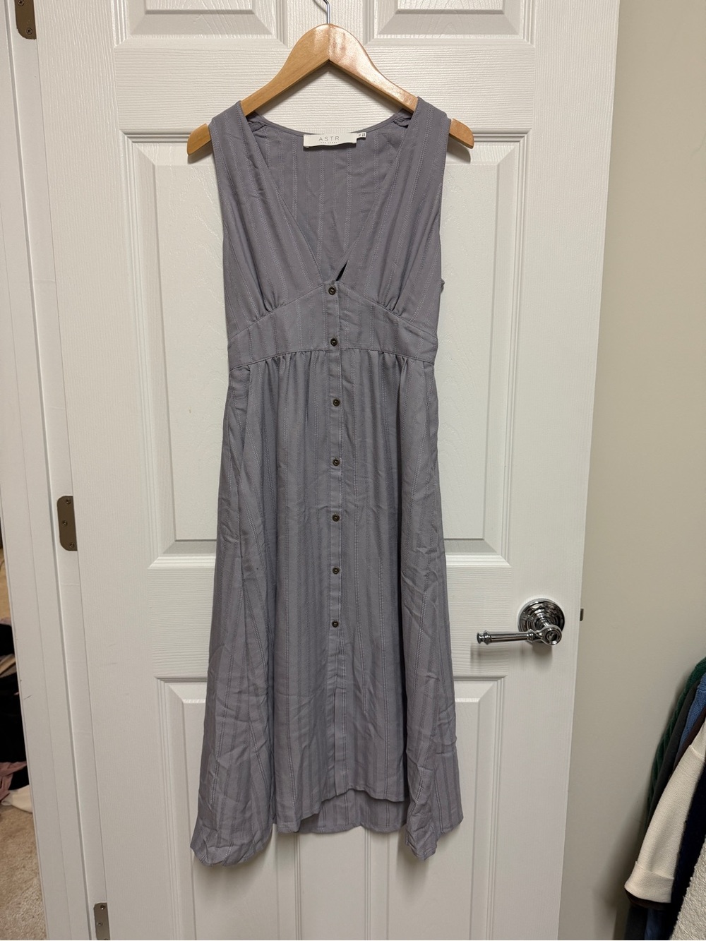 Astr The Label Sleeveless Button-Front Midi Dress in Gray XS
